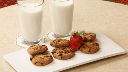 Milk and chocolate cookies